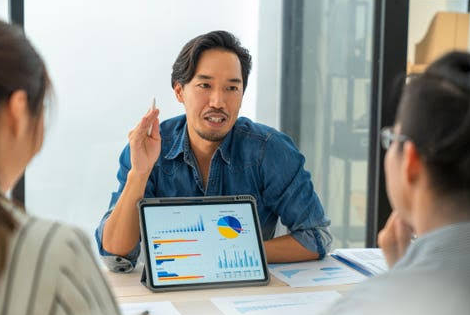 A Day in the Life of an HR Manager, Before and After Going Digital