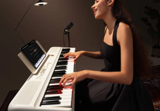 Sing-Along Smart Pianos: How App-Guided Accompaniment Changes Practice