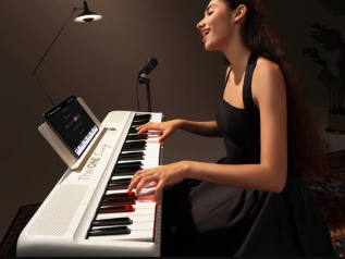 Sing-Along Smart Pianos: How App-Guided Accompaniment Changes Practice